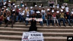 Para jurnalis Meksiko dengan membawa foto-foto rekan mereka yang tewas, melakukan aksi unjuk rasa untuk memrotes pembunuhan terhadap wartawan (foto: dok). 