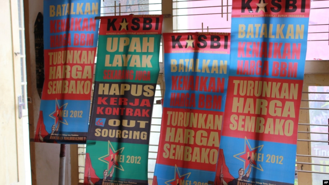 Sebagian spanduk yang dipersiapkan untuk berunjuk rasa dalam peringatan hari buruh (May Day), 1 Mei 2012 (30/4).