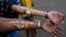 Mujeres muestran sus brazos pintados con el mensaje "Ranil vete a casa", en referencia al primer ministro Ranil Wickremesinghe, durante las protestas en Colombo, Sri Lanka, el 17 de julio de 2022.