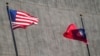 美國和台灣旗幟在洛杉磯一酒店外飄揚。（2023年4月4日）