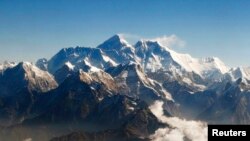 Mount Everest (C), the world highest peak, and other peaks of the Himalayan range are seen from air during a mountain flight from Kathmandu April 24, 2010. REUTERS/Tim Chong (NEPAL - Tags: ENVIRONMENT TRAVEL) FOR BEST QUALITY IMAGE ALSO SEE: GM2E88716KV01