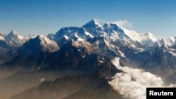 Gunung Everest (tengah), puncak tertinggi di dunia.