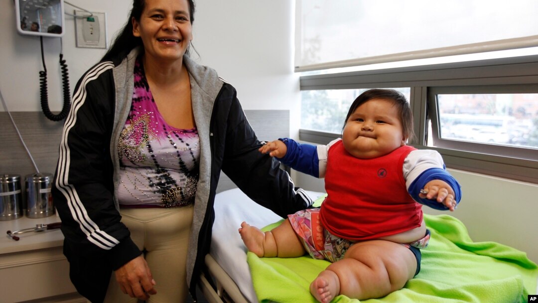 Cô Eunice Fandino cùng con trai tám tháng tuổi Santiago Mendoza ở một phòng khám ở Bogota, Colombia, 18/3/2014