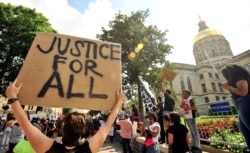 Manifestantes marchan durante una protesta contra la desigualdad racial y la muerte de Rayshard Brooks en Atlanta, Georgia, Estados Unidos, 15 de junio de 2020.