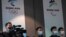 Periodistas frente a los carteles de los Juegos Olímpicos de Invierno de Beijing 2022 durante una conferencia sobre el progreso de la construcción de las sedes, en la sede del Comité Organizador de Beijing, el 30 de julio del 2021.