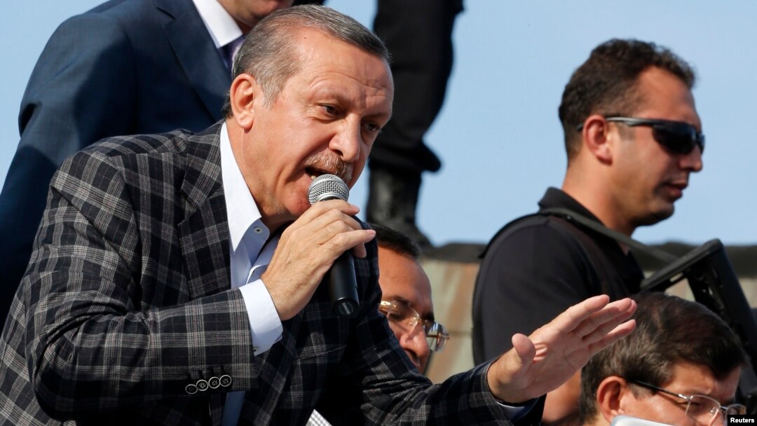 Perdana Menteri Turki terus menantang para demonstran dalam pidato berapi-api di hadapan para pendukungnya di Ankara hari Minggu (9/6). 