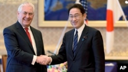 Le secrétaire d'Etat américain Rex Tillerson est accueilli par son homologue japonais Fumio Kishida au Iikura Guesthouse à Tokyo, le 16 mars 2017. Tillerson a déclaré que la coopération avec les alliés au Japon et en Corée du Sud est essentielle pour faire face à la menace de nord-coréenne.