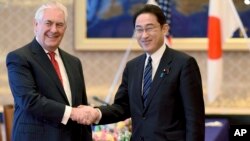 El secretario de Estado, Rex Tillerson, es recibido por su contraparte japonés, Fumio Kishida en Tokio, el 16 de marzo.