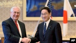 Menlu AS Rex Tillerson bersama Menlu Fumio Kishida di Iikura, Tokyo, 16 Maret 2017. (Toru Yamanaka/Pool Photo via AP) 