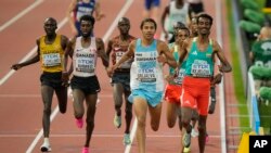 ARCHIVO - El guatemalteco Luis Grijalva, segundo a la derecha, captado en las competencias masculinas de 5.000 metros durante el Campeonato Mundial de Atletismo en Budapest, Hungría, el 24 de agosto de 2023.