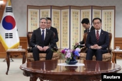 Penjabat Presiden Korea Selatan Choi Sang-mok, kanan, dan Menteri Luar Negeri AS Antony Blinken, kiri, menghadiri pertemuan di Seoul, Korea Selatan, Senin, 6 Januari 2025. (Foto: Lee Jin-man/Pool via REUTERS)