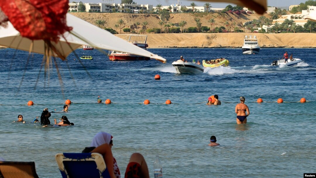 Turis bersantai di resor Laut Merah Sharm el-Sheikh, sekitar 550 kilometer ke selatan dari Kairo. (Foto: Dok)