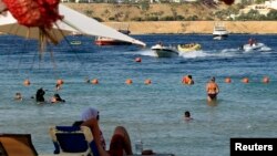 Pengunjung menikmati pantai di resor Laut Merah Sharm el-Sheikh di South Sinai, 550 kilometer ke selatan Kairo. (Reuters/Amr Abdallah Dalsh)