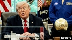 唐纳德·特朗普总统在白宫椭圆形办公室与“阿耳忒弥斯二号”宇航员共同出席活动期间，接受媒体提问。(2026年4月29日)