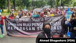 Peserta aksi jalan kaki dari Kawasan Sarinah menuju Taman Aspirasi Monas, Sabtu, 8 Desember 2018. (Foto: VOA/Ahmad Bhagaskoro)