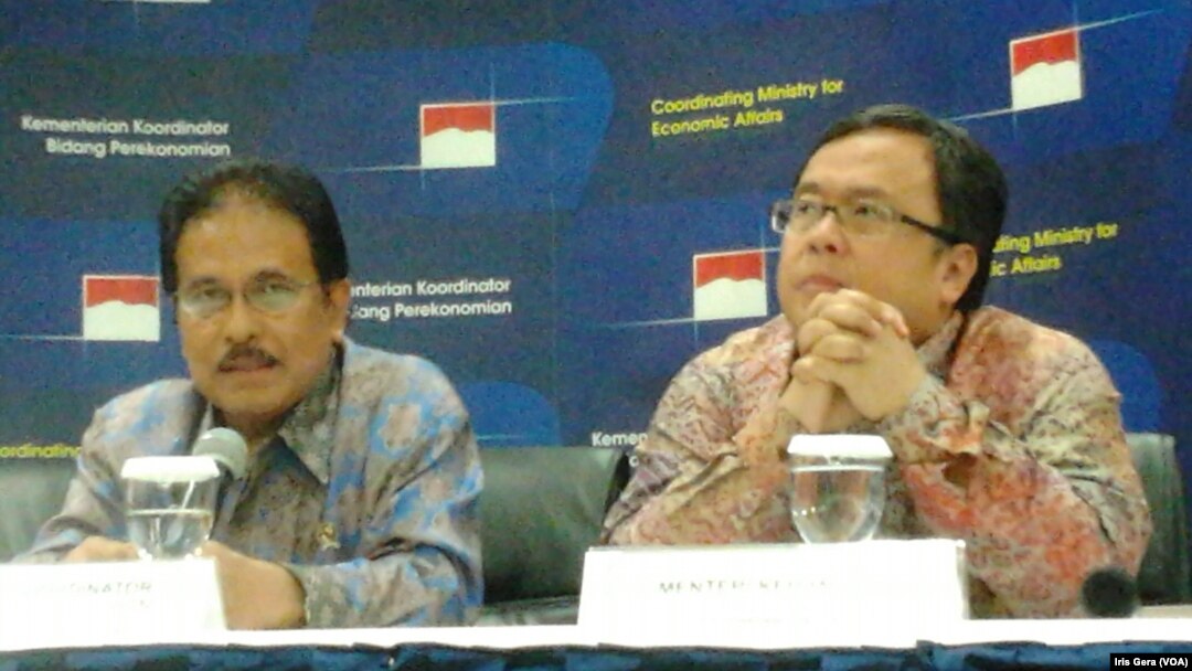 Menteri Keuangan, Bambang Brodjonegoro (kanan) dan Menko bidang Perekonomian, Sofyan Djalil (Foto: VOA/Iris Gera)
