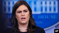 Juru bicara Gedung Putih, Sarah Huckabee Sanders memberikan keterangan kepada wartawan di Gedung Putih (2/1). 