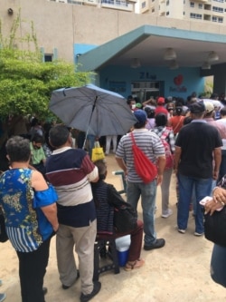 Largas filas para vacunarse contra COVID-19 en BanZul, Maracaibo, Venezuela, el 29 de julio de 2021. Foto cortesía.