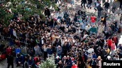 Une foule de migrants attend devant le centre d'accueil berlinois LaGeSo pour s'enregistrer sur les listes de demandeurs, 21-09-15.