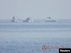 Kapal-kapal Garda Pantai China berlayar dekat penghalang apung tak jauh dari laguna Scarborough Shoal, 24 September 2023. (Foto: Garda Pantai Filipina via Reuters)