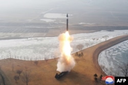 Peluncuran rudal hipersonik di lokasi yang dirahasiakan di Korea Utara. (Foto: KCNA via KNS/AFP)