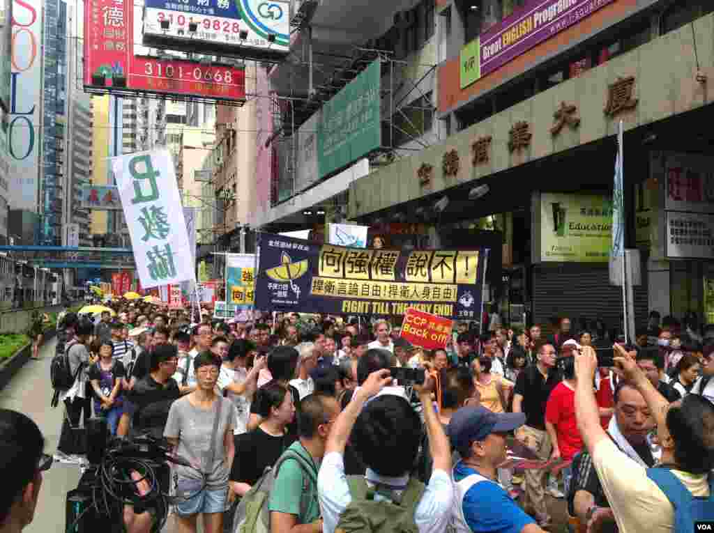  香港泛民多个政党和团体周六声援铜锣湾书店店长林荣基（美国之音海彦拍摄）