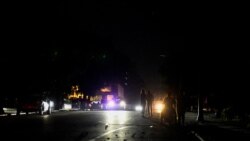 La gente camina por la calle durante un colapso de la red eléctrica nacional, en La Habana, Cuba, el 14 de marzo de 2025. 