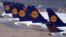 Düsseldorf hava limanında bekleyen Lufthansa uçakları