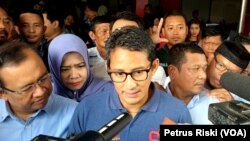 Sandiaga Uno mengunjungi musisi Ahmad Dhani di Rutan Kelas I Surabaya, Sabtu,16 Februari 2019. (Foto: Petrus Riski/VOA)