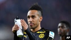 L'attaquant du Borussia Dortmund Pierre-Emerick Aubameyang, à la fin d'un match de football, à Cologne, en Allemagne, le samedi 10 décembre 2016