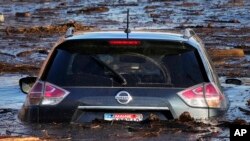 Un auto afectado en un estacionamiento inundado tras una tormenta en Waterville, Maine, el 19 de diciembre de 2023.