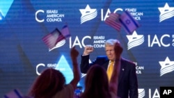 El expresidente Donald Trump saluda a la audiencia al despedirse luego de sus comentarios durante la Novena Cumbre Nacional Anual del Consejo Israelí Estadounidense en el Washington Hilton en Washington, el jueves 19 de septiembre de 2024. (Foto AP/Rod Lamkey, Jr.)