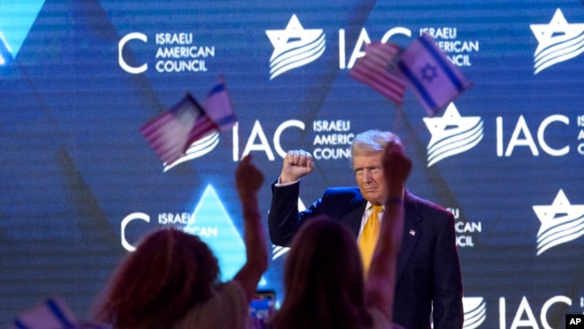 El expresidente Donald Trump saluda a la audiencia al despedirse luego de sus comentarios durante la Novena Cumbre Nacional Anual del Consejo Israelí Estadounidense en el Washington Hilton en Washington, el jueves 19 de septiembre de 2024. (Foto AP/Rod Lamkey, Jr.)