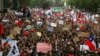 Una democtración de protesta con pancartas y banderas inunda las calles de Santiago de Chile el 25 de octubre de 2019. Reuters.