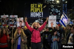 Demonstran di Tel Aviv, Israel, 13 Februari 2025, menuntut pembebasan sandera yang diculik selama serangan Hamas pada 7 Oktober 2023.