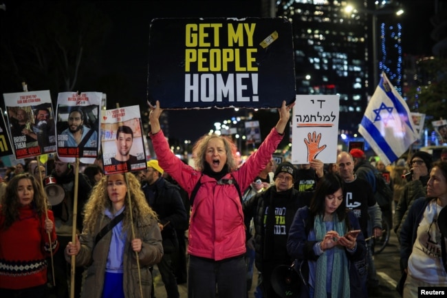 Demonstran di Tel Aviv, Israel, 13 Februari 2025, menuntut pembebasan sandera yang diculik selama serangan Hamas pada 7 Oktober 2023.