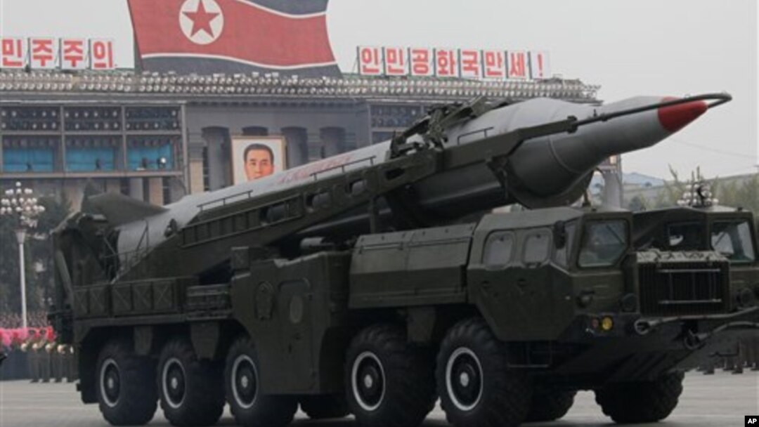 Korea Utara memamerkan misilnya dalam parade militer di Pyongyang (foto: dok). Pejabat Korsel menduga Korut akan melakukan ujicoba misil.