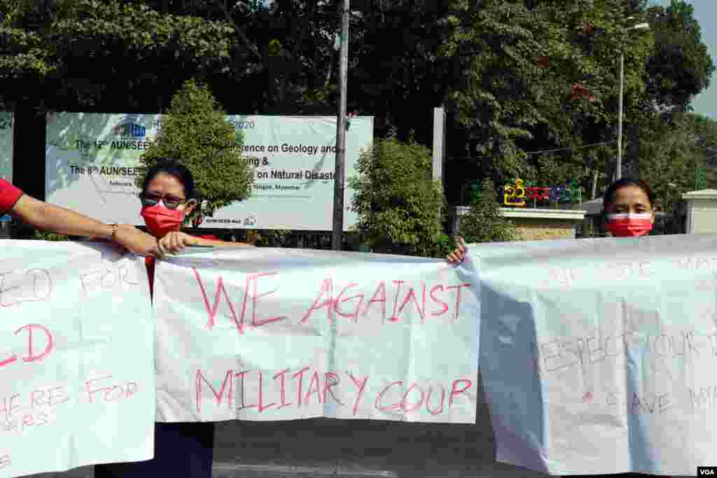 စစ်အာဏာသိမ်းမှုကို ဆန့်ကျင်တဲ့ ဆန္ဒပြပွဲ မြင်ကွင်းကို ရန်ကုန်မြို့မှာတွေ့ရ။ (ဖေဖော်ဝါရီ ၅၊ ၂၀၂၁)