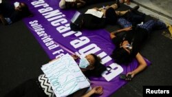 Mujeres participan en una protesta frente a la embajada de Nicaragua para exigir el fin de la represión y la liberación de presos políticos en Nicaragua, en San Salvador, El Salvador 30 de junio 