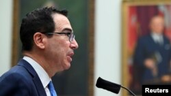 El secretario del Tesoro de los Estados Unidos, Steven Mnuchin, habla durante una audiencia del Comité de la Pequeña Empresa de la Cámara de Representantes en Washington, DC, EE.UU., el 17 de julio de 2020.