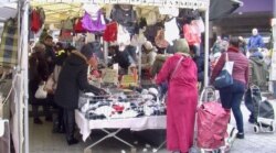 A market in the Paris suburb of Saint Denis before the lockdown. (L. Bryant/VOA)