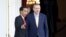 Presiden Indonesia Joko Widodo (kiri) dan Presiden Turki Recep Tayyip Erdogan mengobrol sambil melihat taman dari balkon di istana presiden di Jakarta, 31 Juli 2015. (Foto: REUTERS/Darren Whiteside)