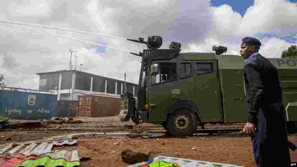 La police kényane utilise un véhicule muni d&#39;une lance&nbsp;à eau contre les partisans de la coalition du Super Alliance nationale (NASA) lors d&#39;affrontements à Kibera, à Nairobi, le 26 octobre 2017.