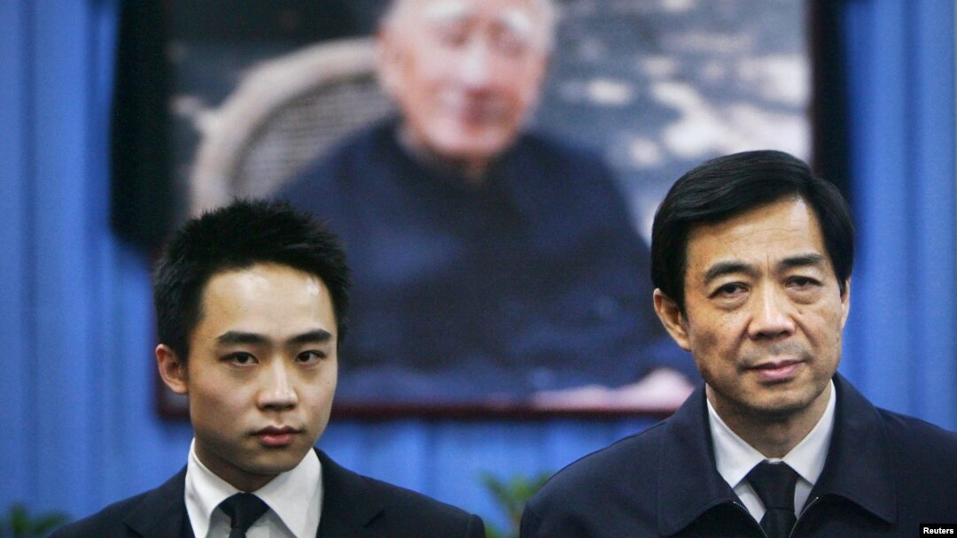 Mantan pemimpin partai komunis Chongqing, Bo Xilai (kanan) dan anaknya Bo Guagua berpose di depan foto ayahnya, politisi partai komunis, Bo Yibo (Foto: dok). Bo Guagua, membantah tuduhan terkait pembiayaan kehidupan mewah dan pendidikannya di luar negeri.