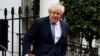 Mantan Perdana Menteri Inggris Boris Johnson meninggalkan rumahnya, di London, Inggris, 21 Maret 2023. (Foto: REUTERS/Peter Nicholls)
