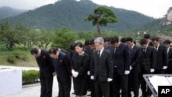 현정은(앞줄 왼쪽 세번째) 현대그룹 회장과 현대아산 임직원들이 지난 2014년 북한 금강산 현지에서 원동연 아태 부위원장 등 북측 관계자 20여명과 함께 고 정몽헌 회장 11주기 추모식을 하고 있다. (자료사진)