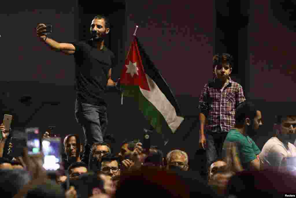 عکس سلفی یک معترض در تظاهرات مقابل ساختمان نخست وزیری در امان پایتخت اردن &nbsp;