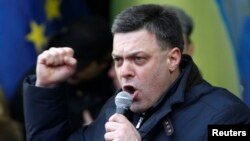 Pemimpin Partai Kebebasan Ukrania Oleh Tyahnybok berpidato di depan massa pendukung integrasi dengan Uni Eropa di Kiev (8/12). (Reuters/Gleb Garanich)