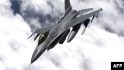 Винищувач НАТО F-16 під час тренувань. 