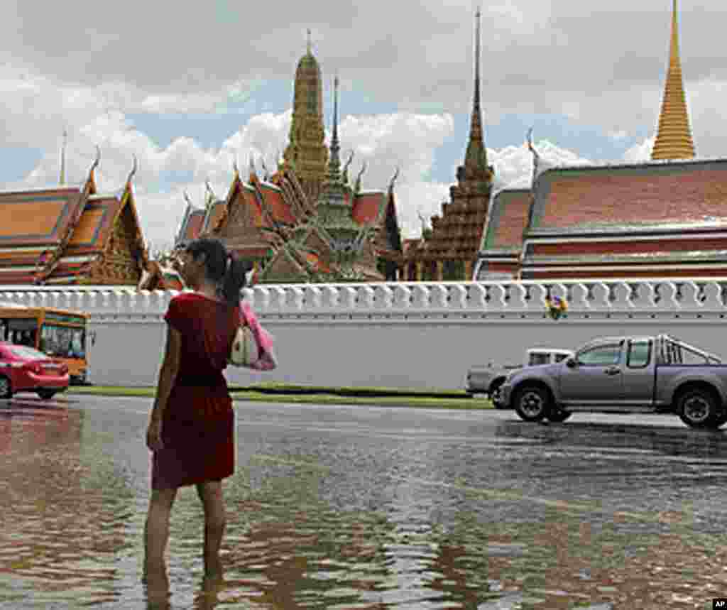 大水迫近曼谷大王宫的宫墙